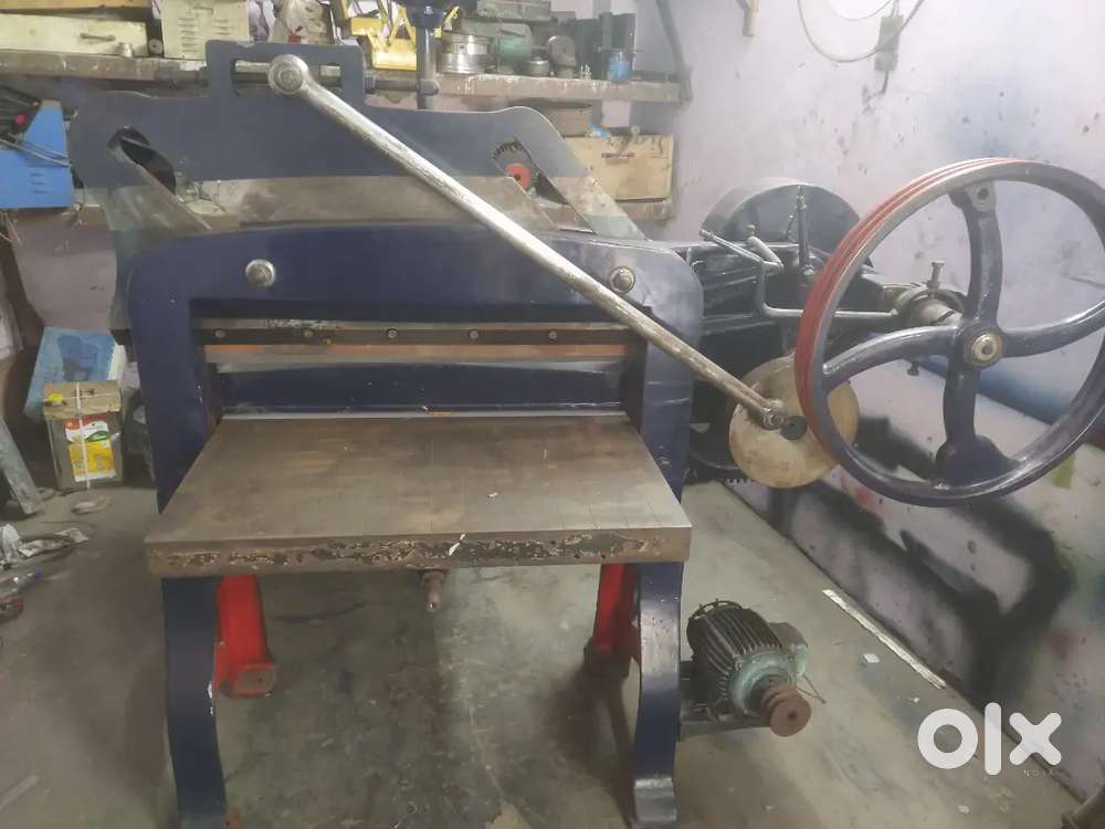 Paper cutting machine