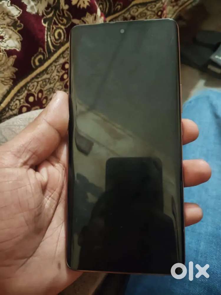 V40e Koi kami nhi hai 8 month old only new condition