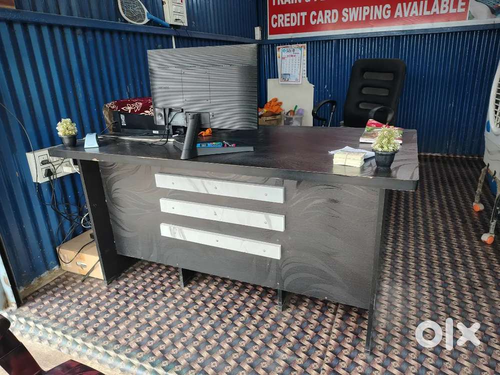 Cash counter computer table