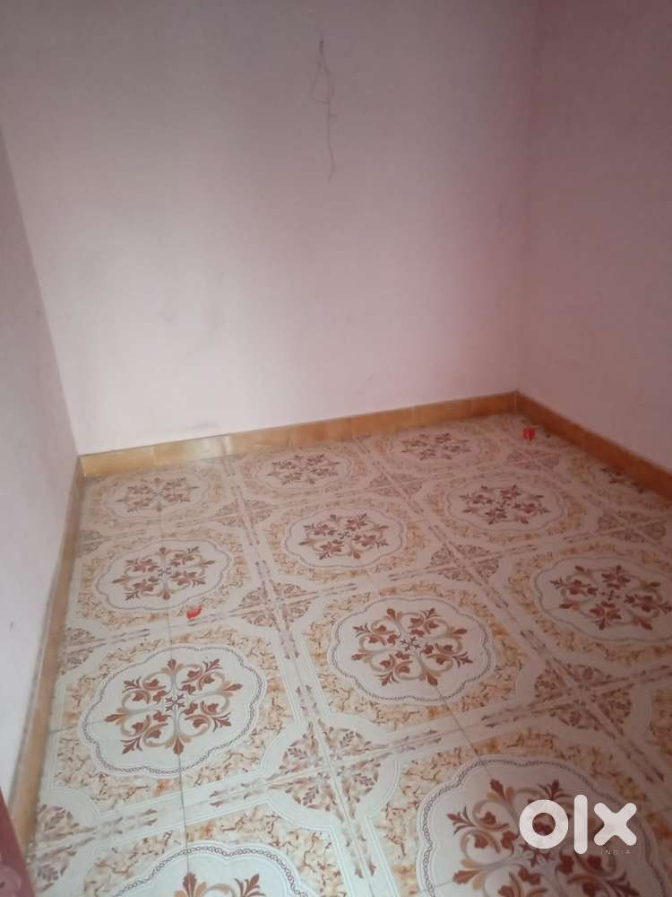 Single room availble for rent only bachelor bad fan available hai