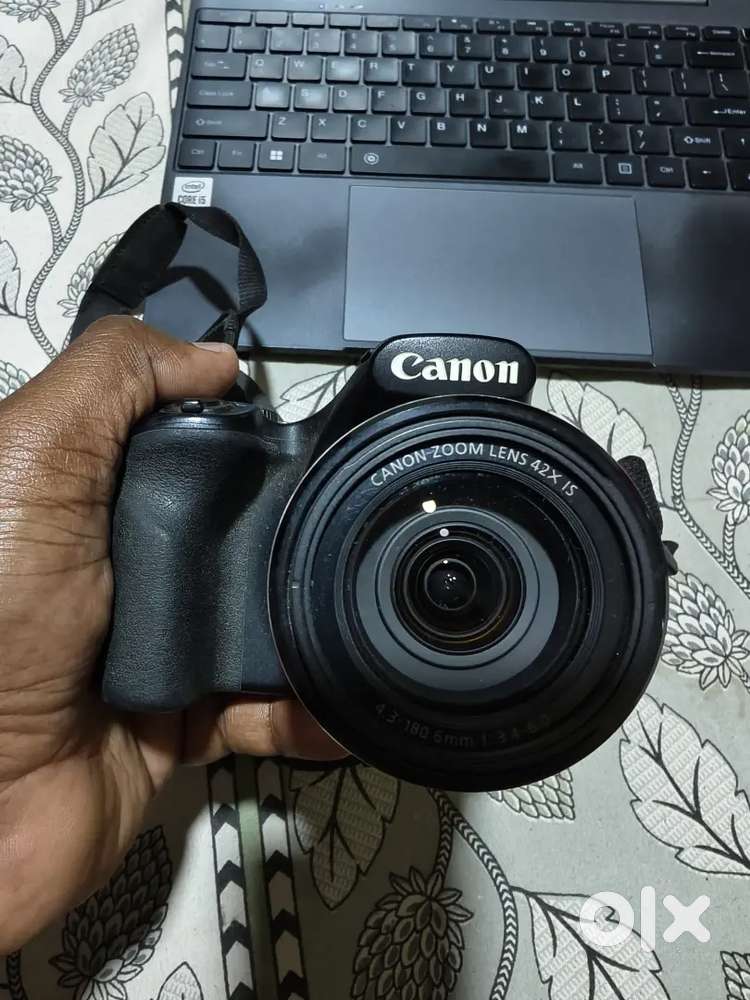 Canon SX 520HS SLR camera