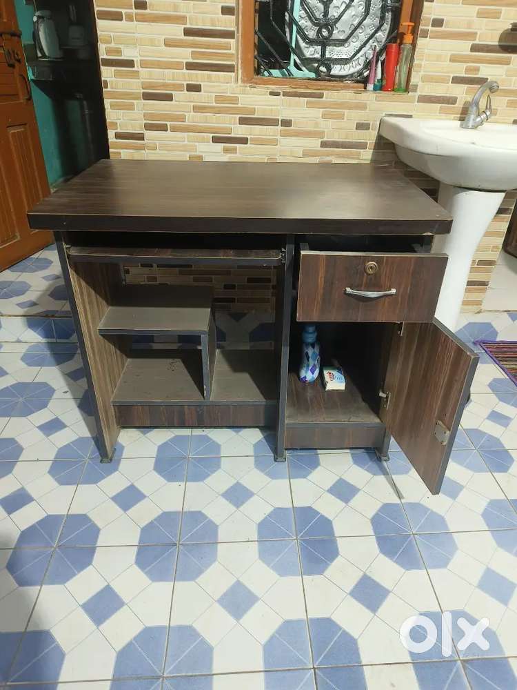 Computer desktop table