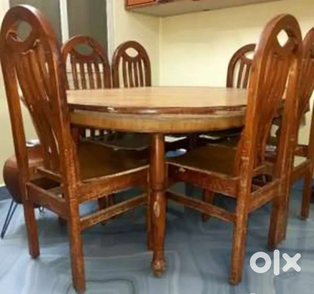 Used dining table oval shape with 6 chairs.