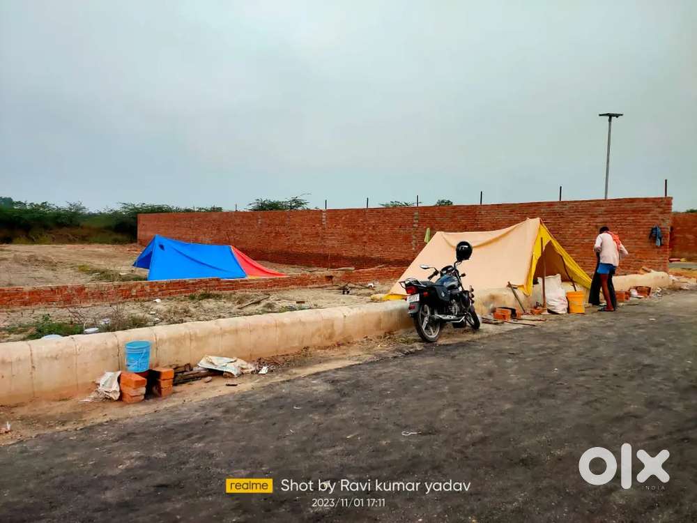 जलसा रिजॉर्ट से पहले खुर्दही बाजार में अहिमामऊ चौराहे से नजदीक जमीन