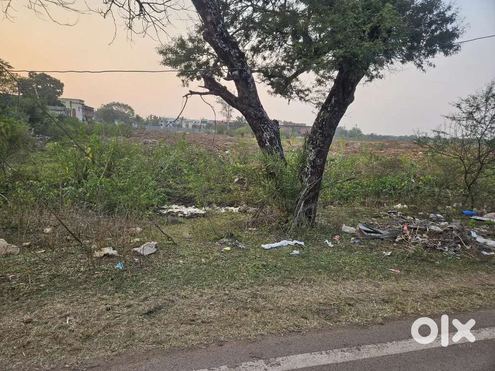 नगपुरा मंदिर से लगा हुआ 37000 स्क्वेयर फ़ीट 110 का फ्रंट है ईस्ट फेस है