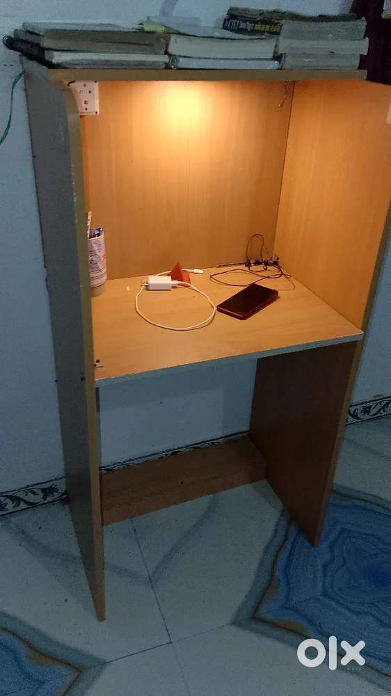 Library furniture (20 quantity available )sirf ek mahine purani