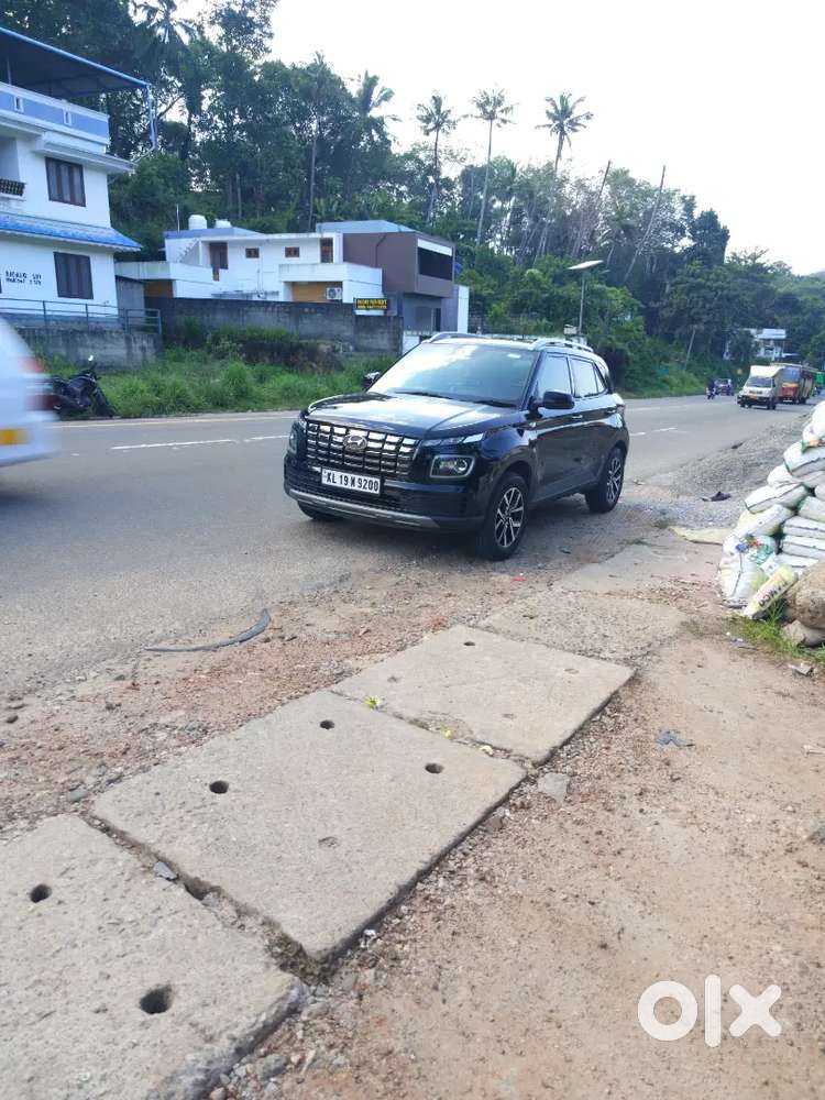 Hyundai Venue 2023 Petrol Well Maintained car,new alloys