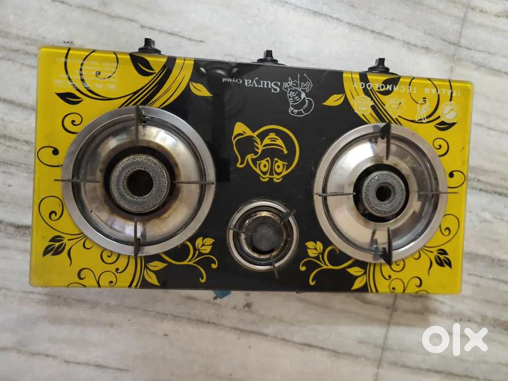 Three burner gas stove with automatic ignition