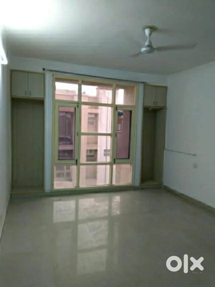 3 bhk semi furnished flat for Rent