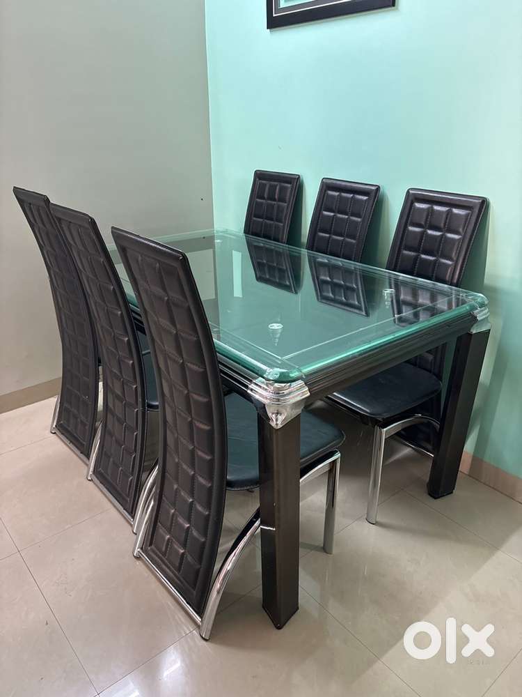 Dining table with 6 leather chairs