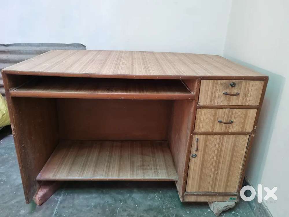 Computer table