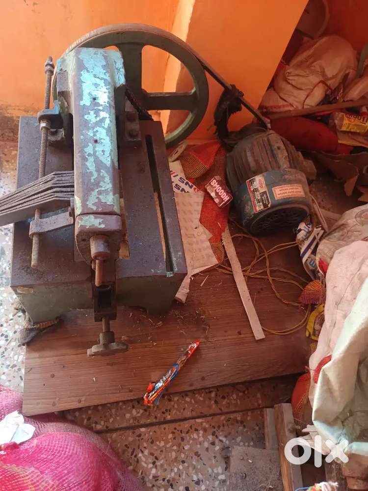 Belt cutting machine