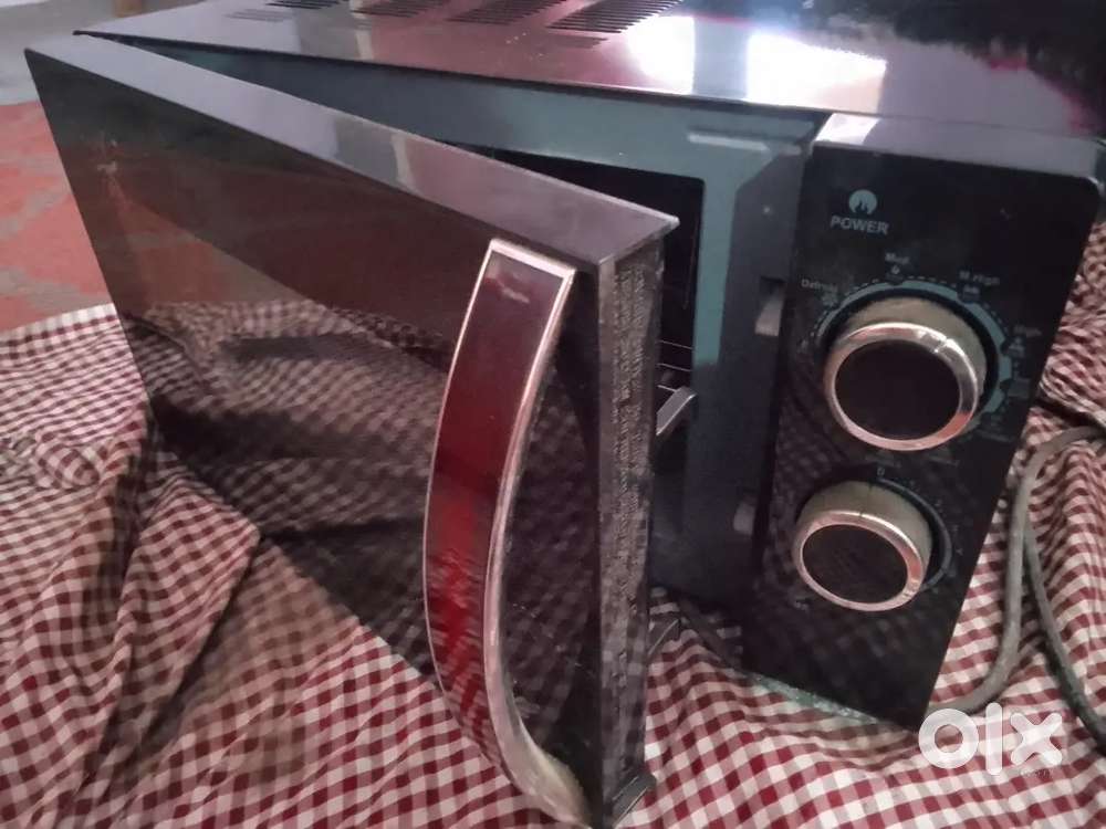 Microwave in Good Condition – Fully Working