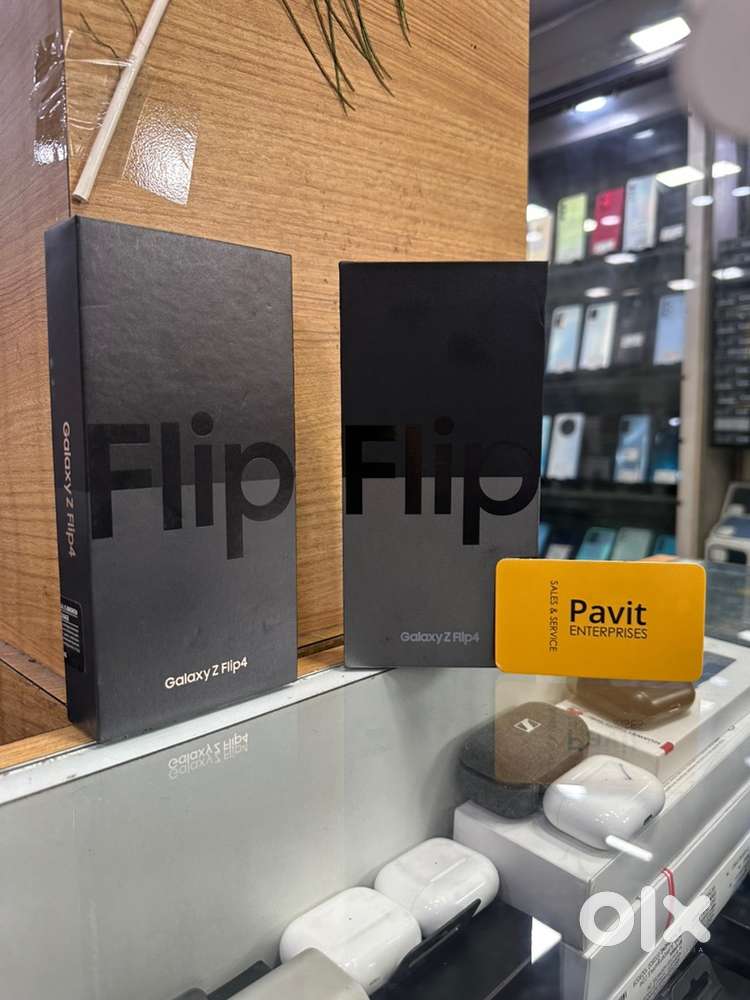 Brand New Sealed SAMSUNG Z FLIP 4 8GB 256GB at just 31900