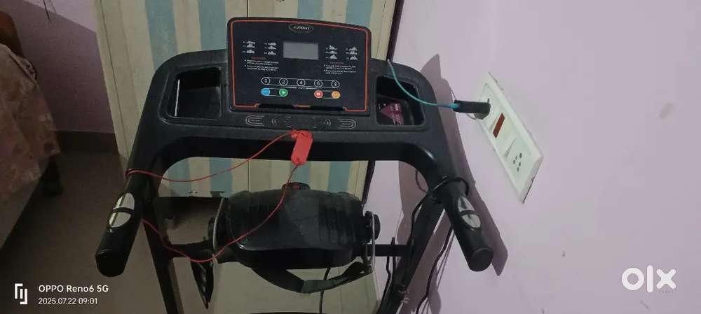 Treadmill with massager adrenux
