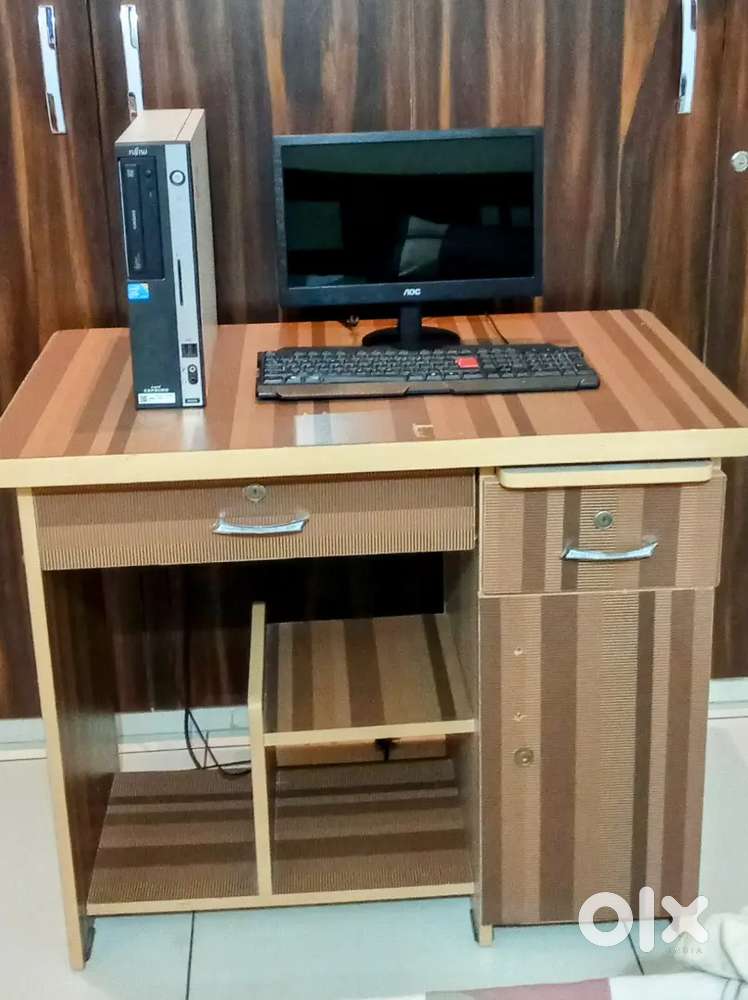 Computer Set With Table