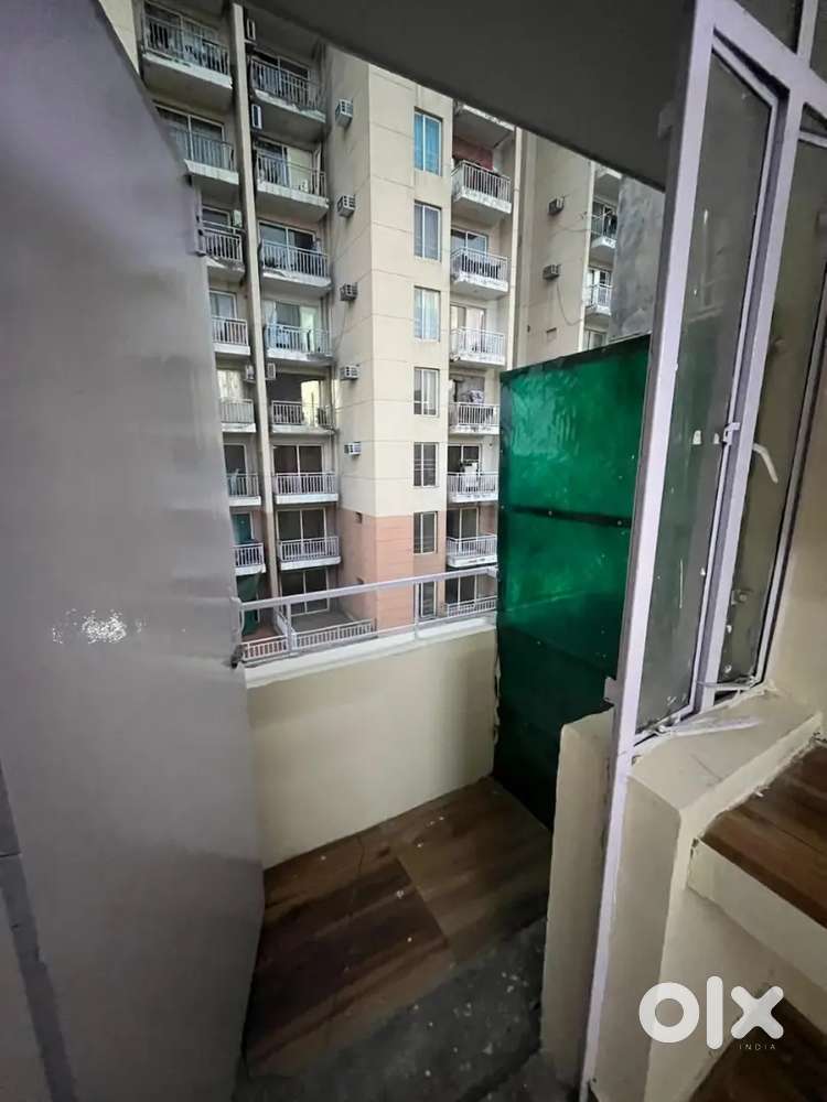 7,,50,000/- m Raw 1 room set balcony flat Greater Faridabad
