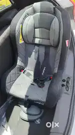 Babyhug kids car seat( Branded moderately less than 1 year used)