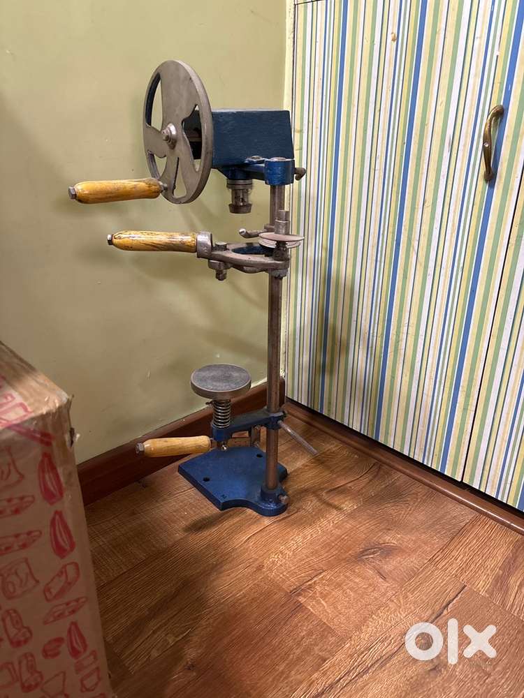Bottle sealing machine