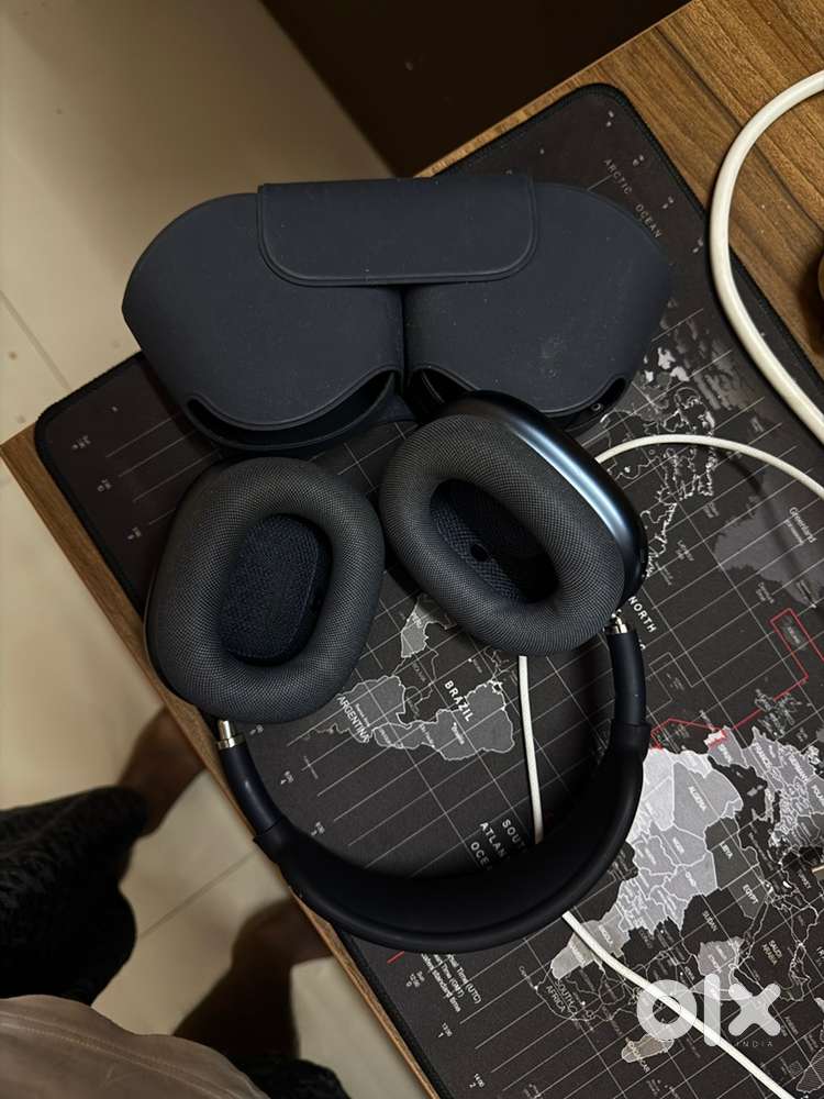 Apple Airpod Max , two homepod