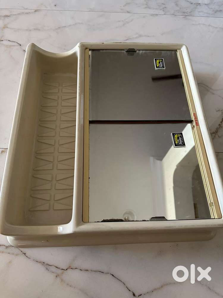 Bathroom mirror with storage