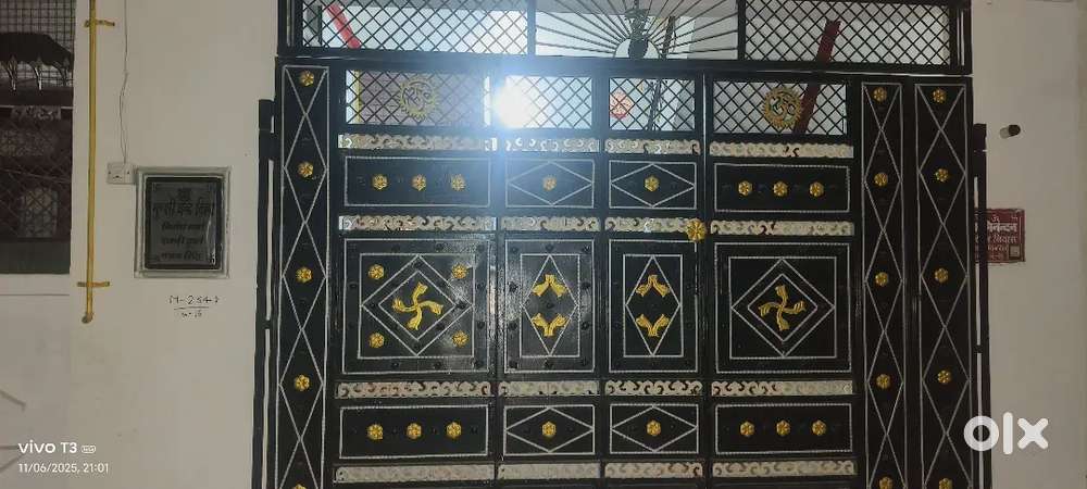 Isme ek room or ek bathroom hai. Kitchen nhi hai par bada kamra hai