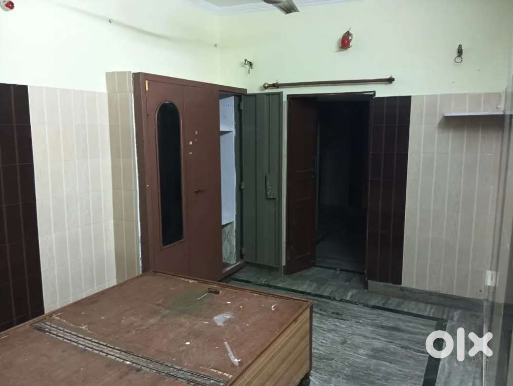 3 rooms set, small family, siblings, students allowed.