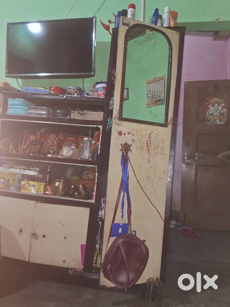I am selling an almirah because my home very uncungysted