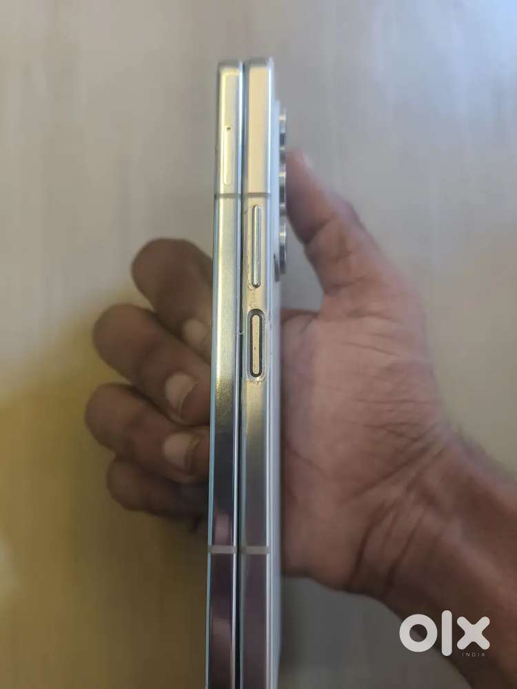 Samsung Galaxy Z Fold 5 – Minor Dent, Display Issue, 12GB RAM