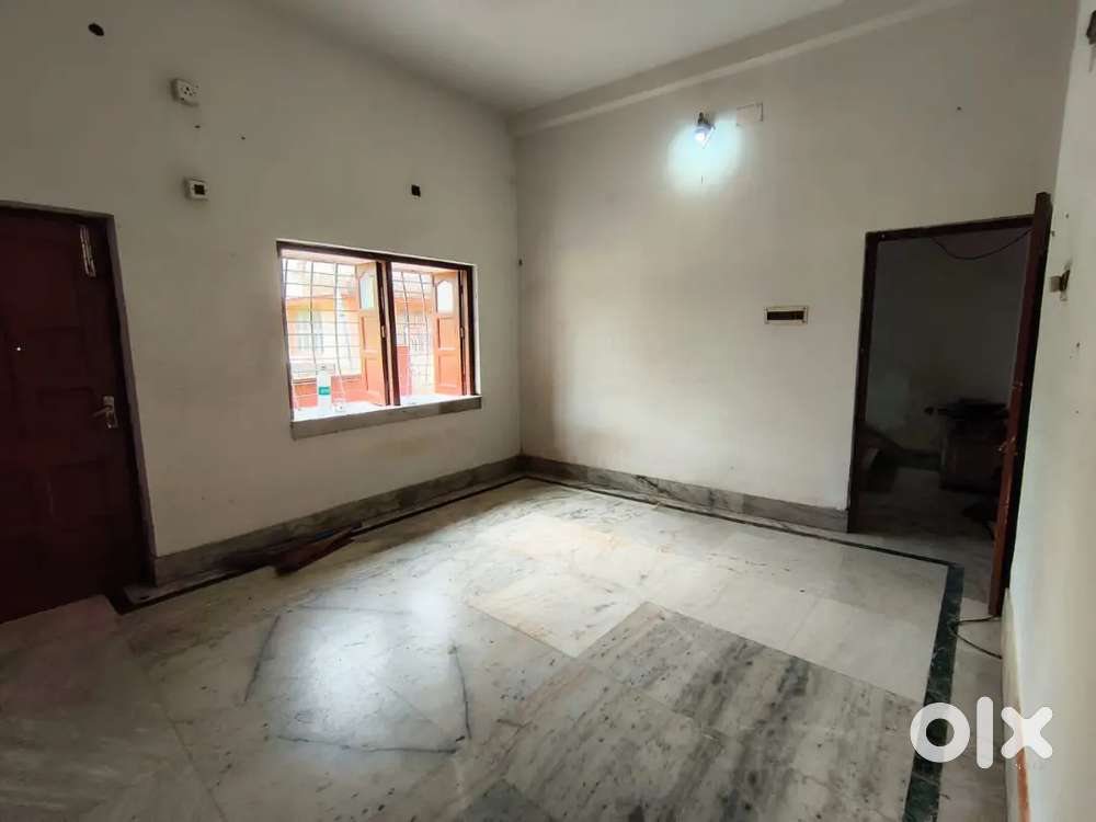 Spacious 2BHK in a good locality,READY TO MOVE!