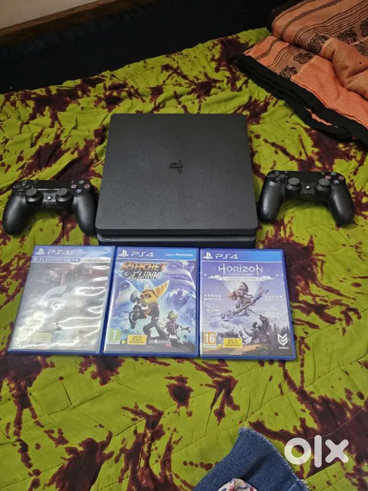 Sony PS4 WITH 2 CONTROLLERS 3 games