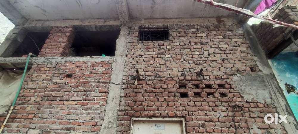 First floor lanter hai road se 14 feet height hai Pani bijli facility