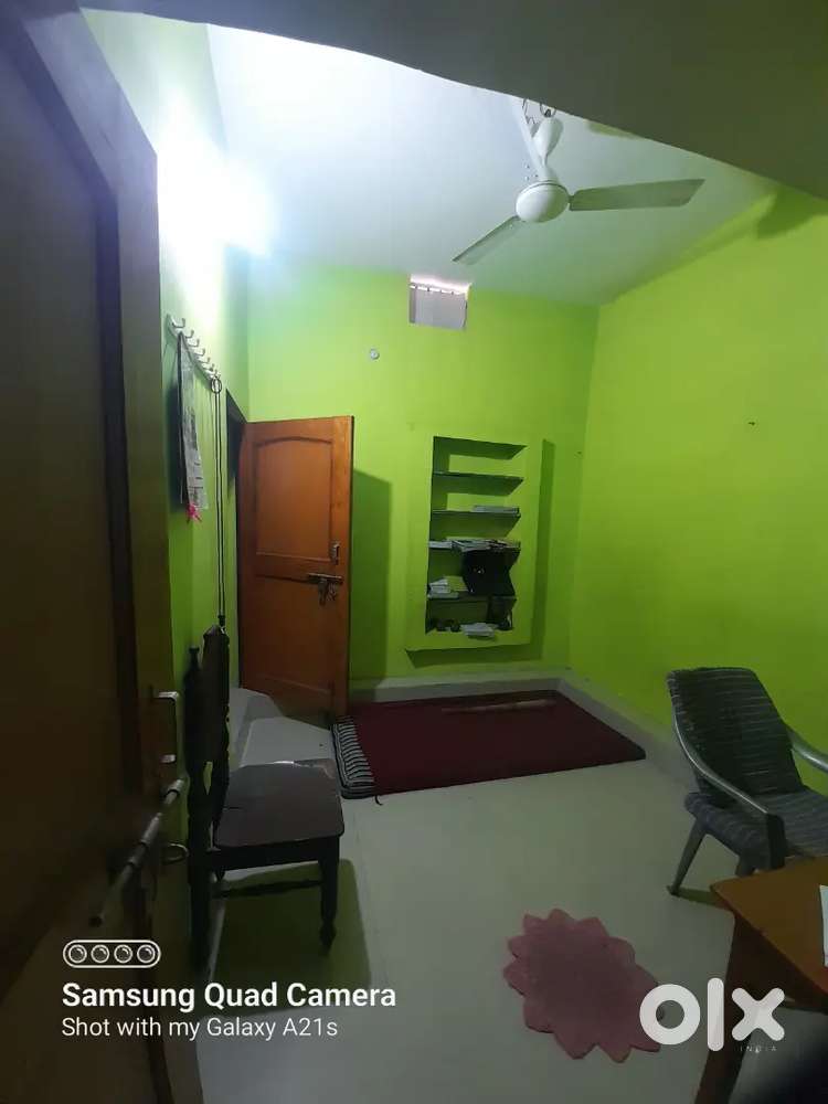 Rooms available for boys bachelors with kitchen and free wifi