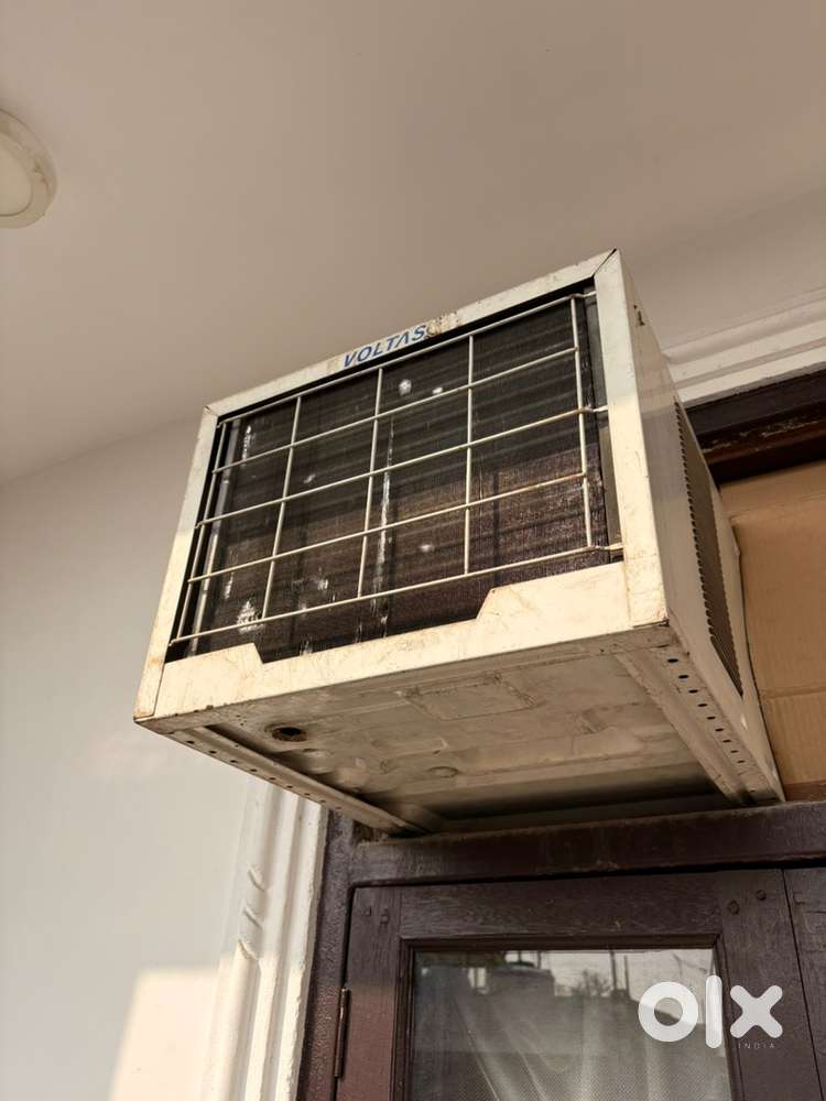 0.75 Ton Window AC in Excellent Condition with remote and stabilizer