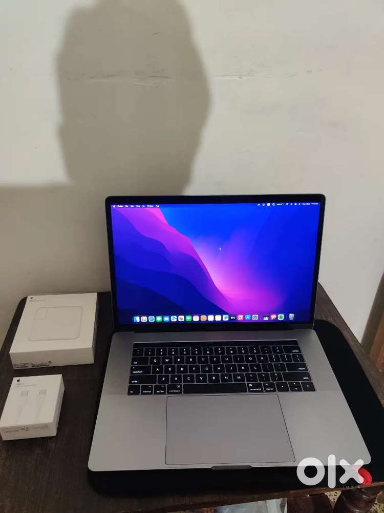 APPLE Macbook Pro 15 Retina I7 16GB256GB Touch Bar
