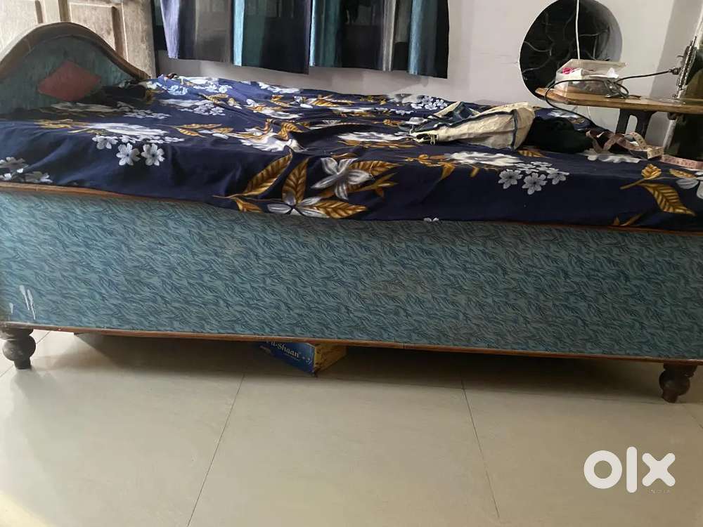 4/7 ka single bed hai jisko chahiye msg karo
