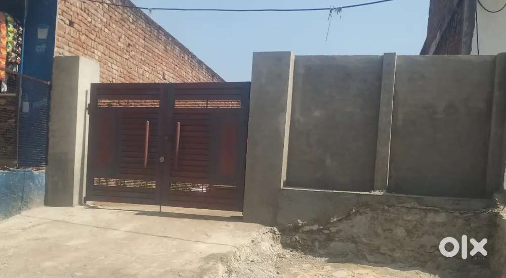 155 गज बैनाड़  रेलवे स्टेशन से 500 मीटर दूरी पर मेंन में रोड से 100 मी