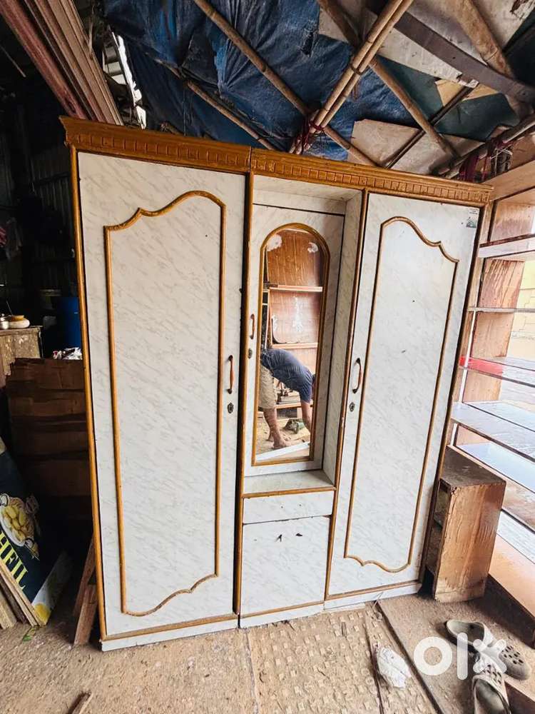 Cupboard good condition with drawer and meny separate shelfs