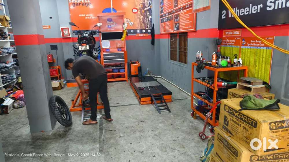 Two Wheeler Electronoic and Hydrolic Ramp With Work Station