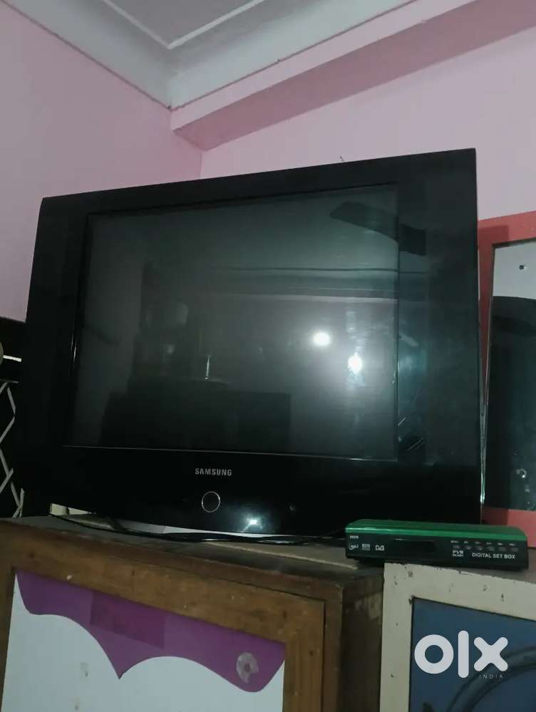 बड़े साइज का crt टीवी है old TV