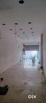 Main bazar mein tirahe per hai dominos ke pass mein
