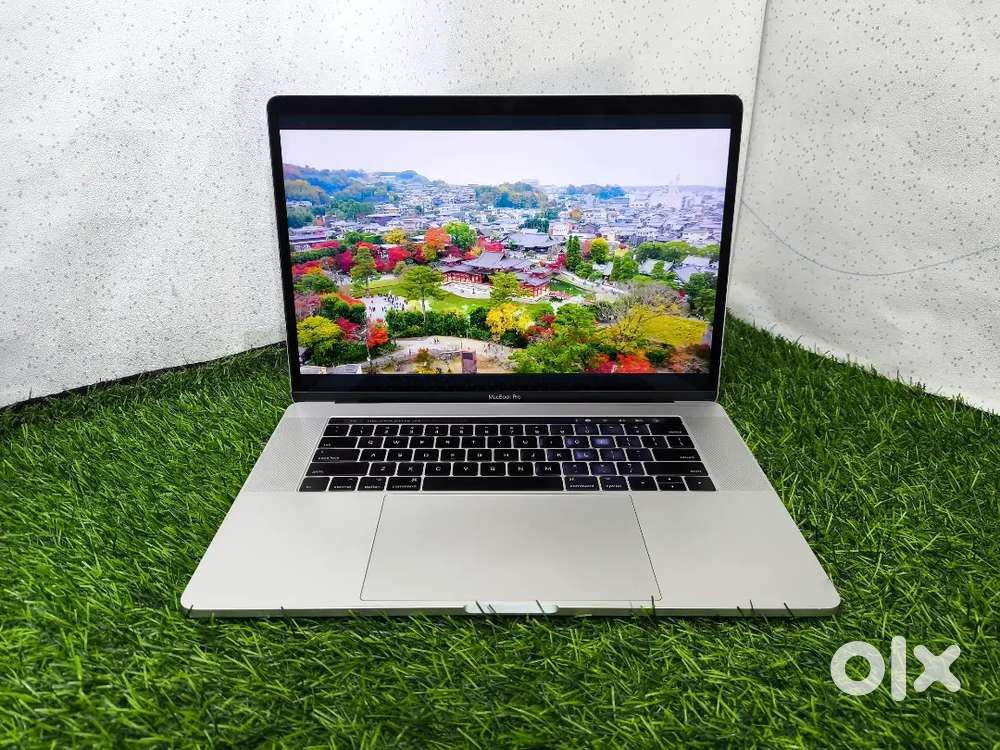 Apple MacBook Pro i7  16GB DDR4  512GB SSD  Touch Bar