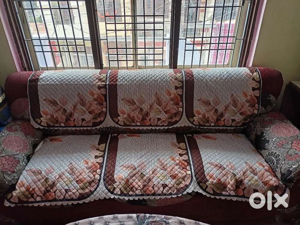 5 Seater Sofa Set in Good Condition for sale – Comfortable & Stylish
