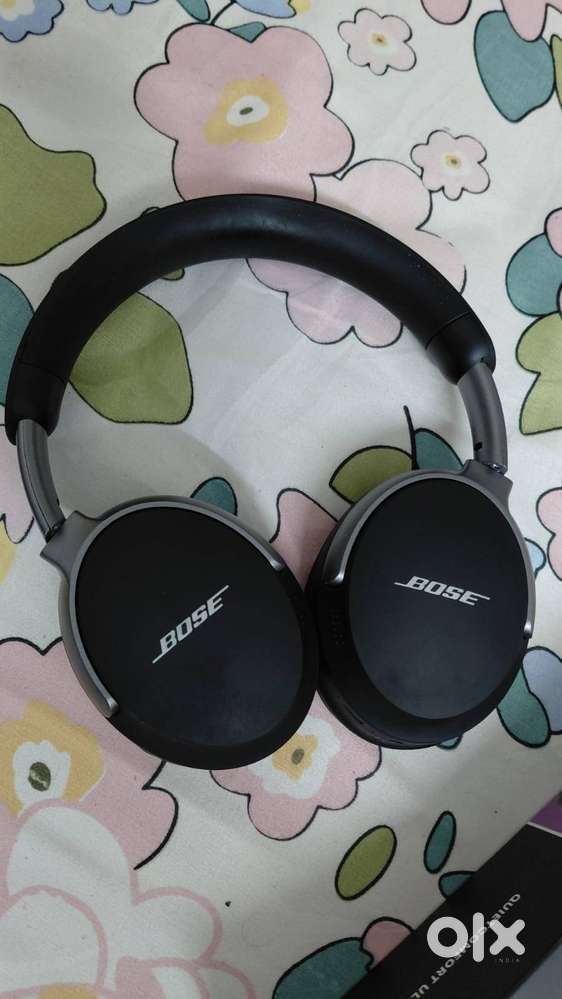 Bose Quitecomfort ultra headphones with noise cancelling