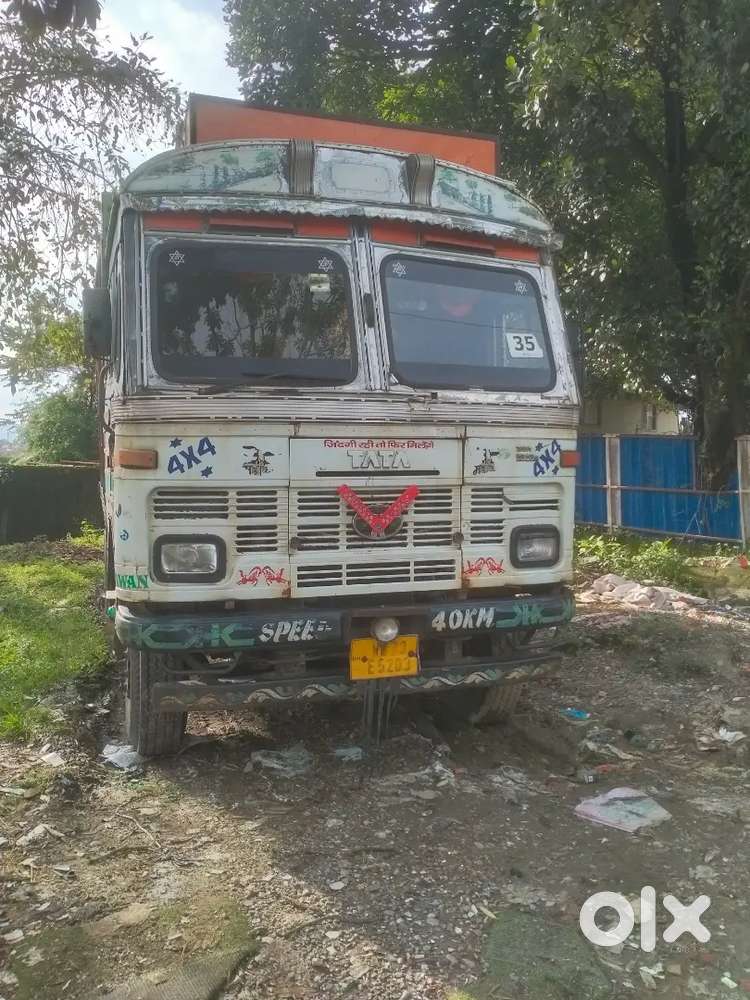 Tata 1613 vehicle 6 wheels