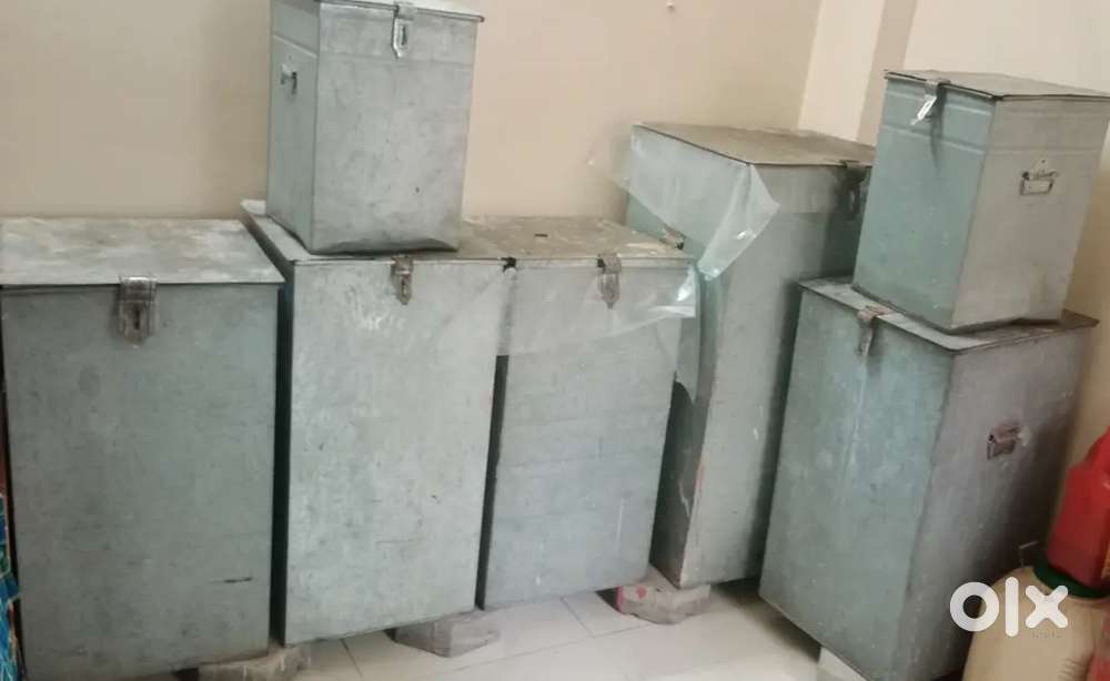7 गेहूं के ड्रम जिसमें गेहूं, चावल, दाल आदि रखा जाता हैं