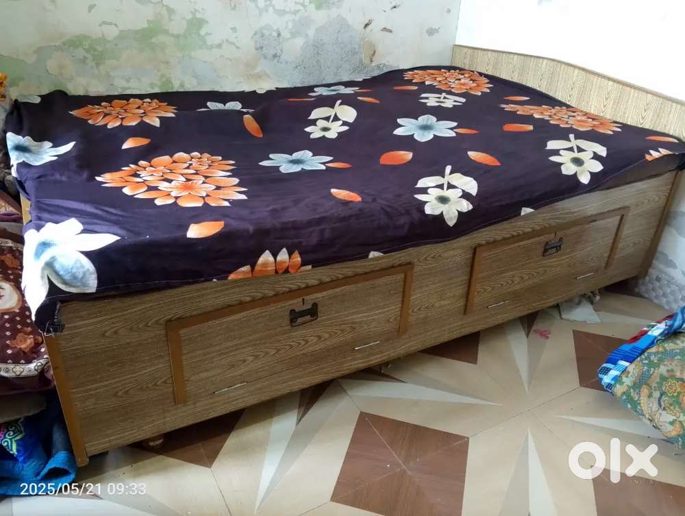 Wodern storage bed 4×6 with mattress