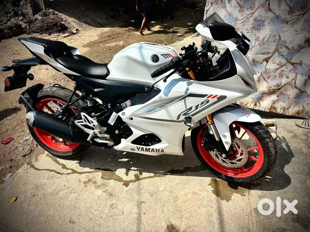 Yamaha R15 v4 October 2024 screen less soorum condition new bike
