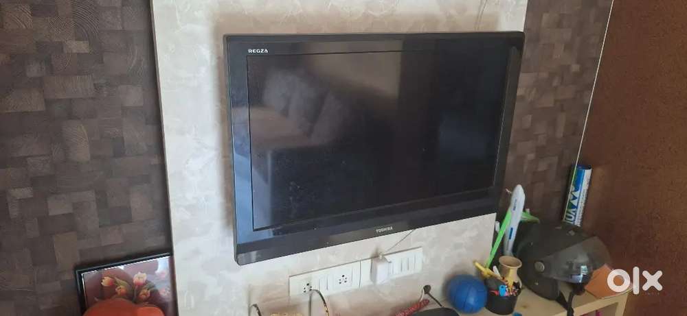 TOSHIBHA 32 INCH TV