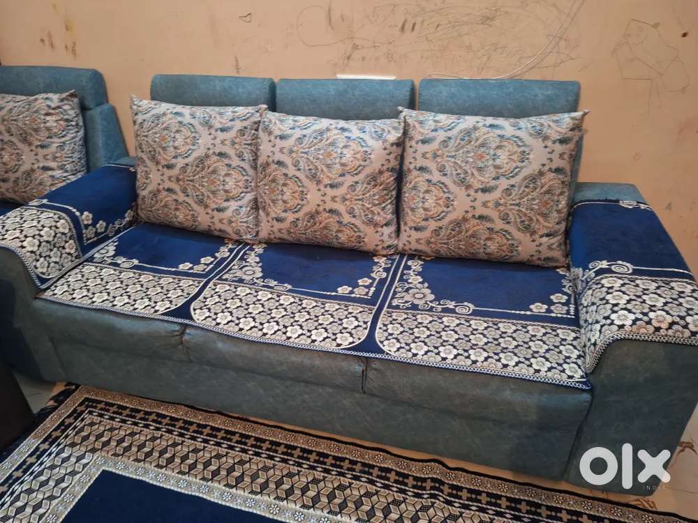 3+2+1 sofa with puffy and 4 set of sofa covers and 3 mats